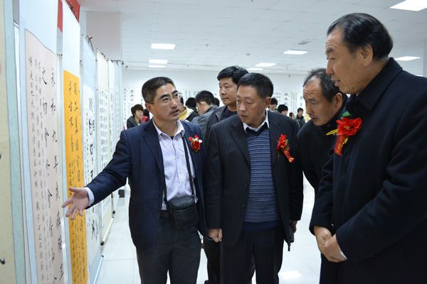 学院党委副书记宋庆泽观赏书画展.jpg