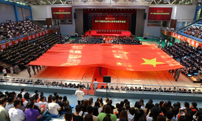 【大众网】best365英国体育在线举办2019届毕业典礼 巨幅国旗亮相
