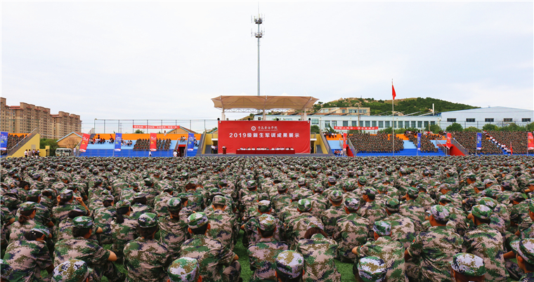 best365英国体育在线2019级新生军训成果展示暨总结表彰大会隆重举行