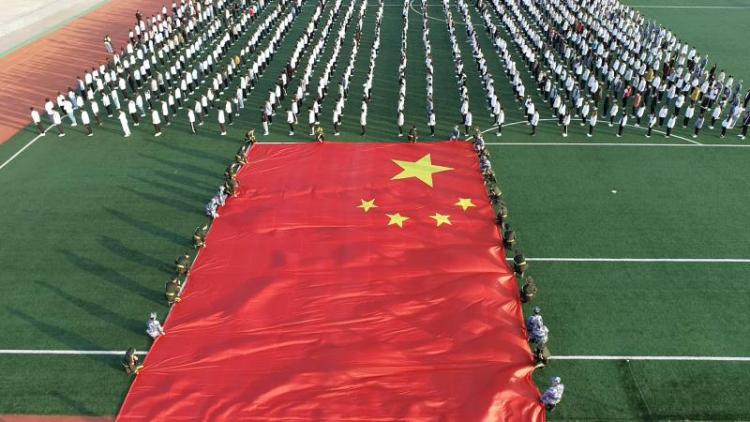 【青岛日报-观海新闻】师生齐托举，篮球场大小的巨幅国旗舞动best365英国体育在线！