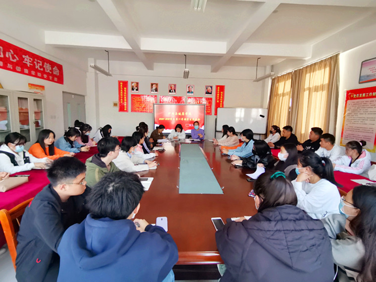 倾听学生心声，关注学生发展，我校护理与健康学院召开学生座谈会 