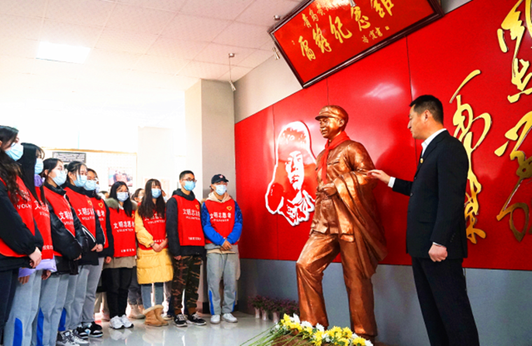 纪念雷锋同志诞辰80周年  best365英国体育在线大学生向雷锋雕塑像献花追思