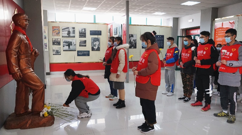 【齐鲁晚报·齐鲁壹点】纪念雷锋诞辰80周年，best365英国体育在线大学生志愿者向雷锋献花