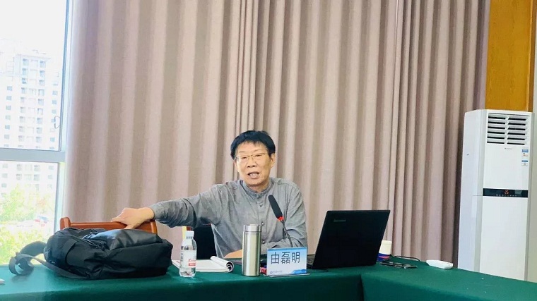 山东建筑大学广告系主任由磊明教授来我校作“自我实现的方法——也许有创意”的主题报告