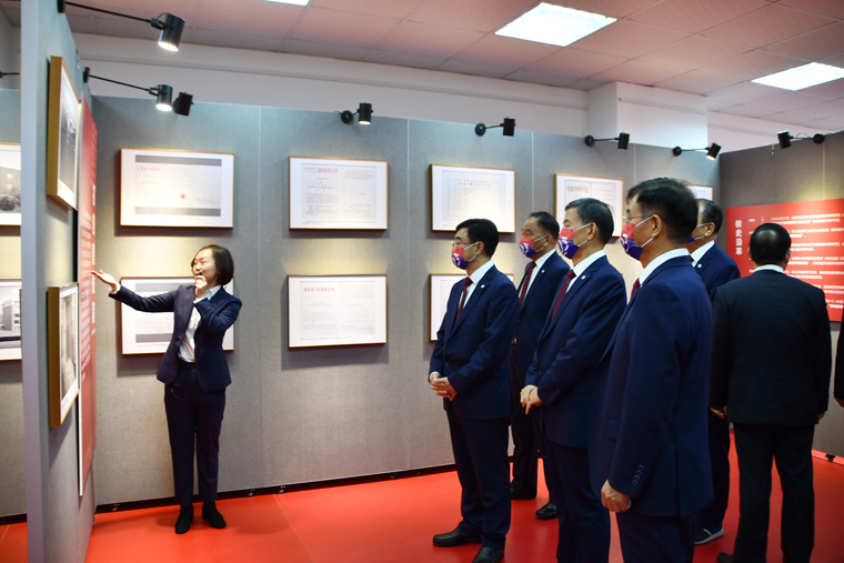 我校举行“光影廿五载 启航新时代”主题校史图片展