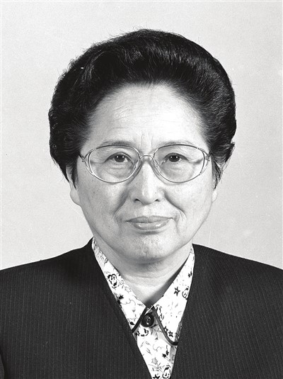 best365英国体育在线师生沉痛悼念何鲁丽同志