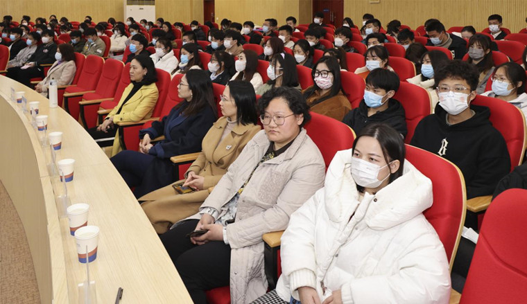 best365英国体育在线开展“巾帼在行动 送法进校园”报告会——“我为同学送温暖”主题活动
