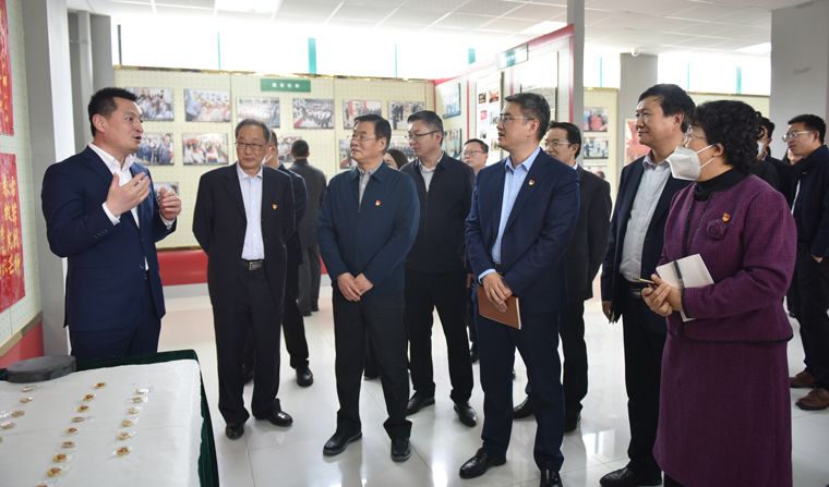 新区工委组织部与工委党校来我校开展“学雷锋、当先锋”主题党日暨廉政教育活动