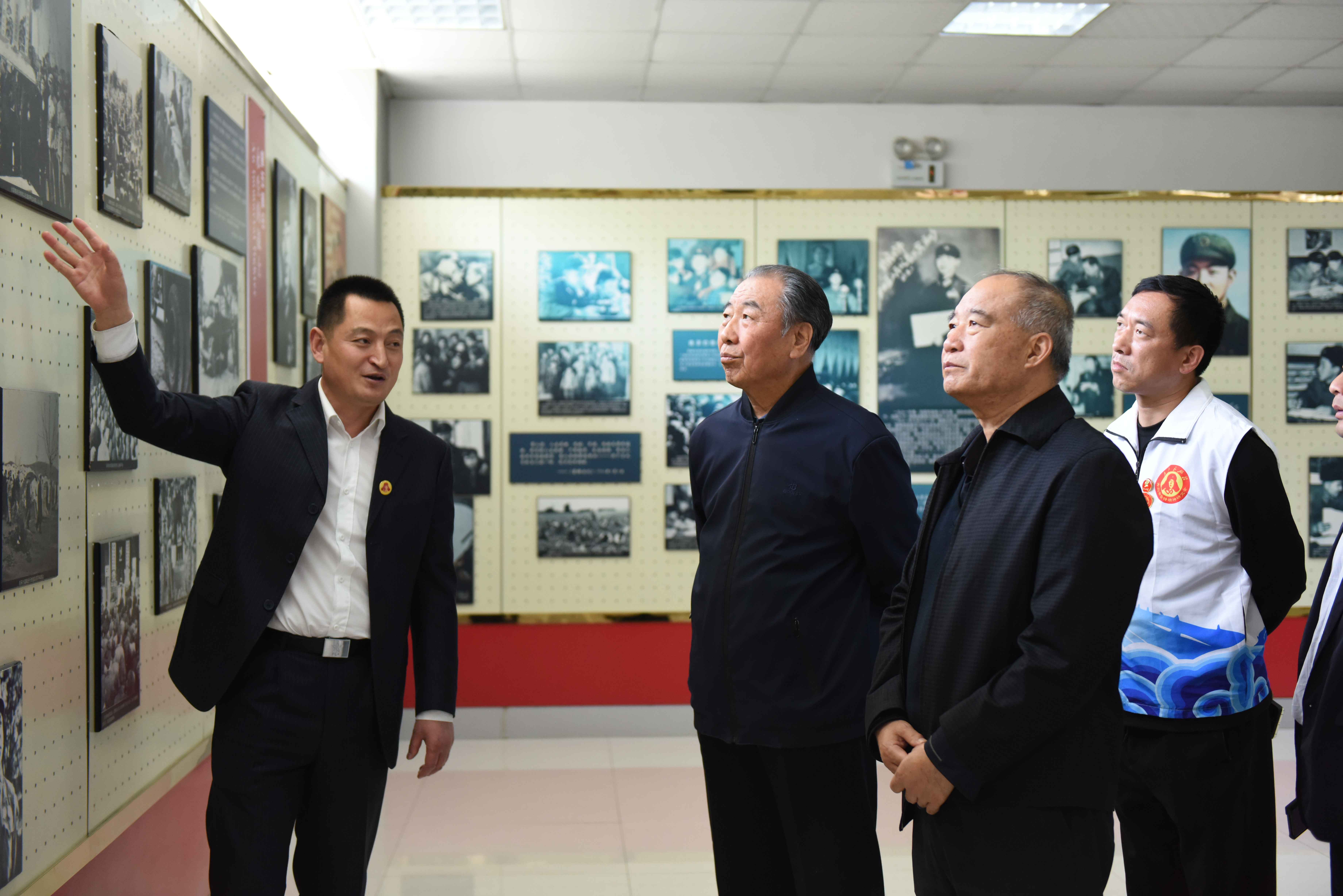 青岛市雷锋精神研究会到我校参观交流