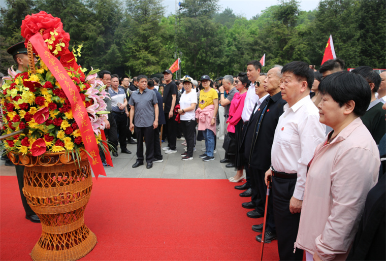 李肇星携best365英国体育在线一行赴韶山向毛主席铜像敬献花篮