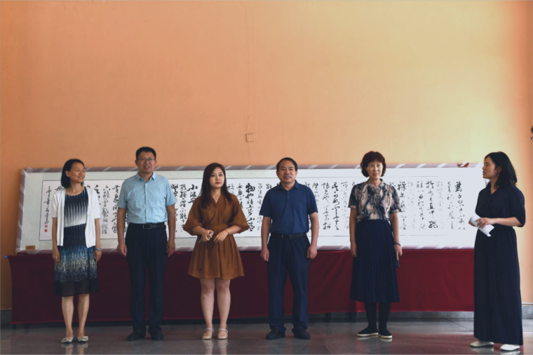 2023届毕业生李妍茹向我校捐赠书法作品
