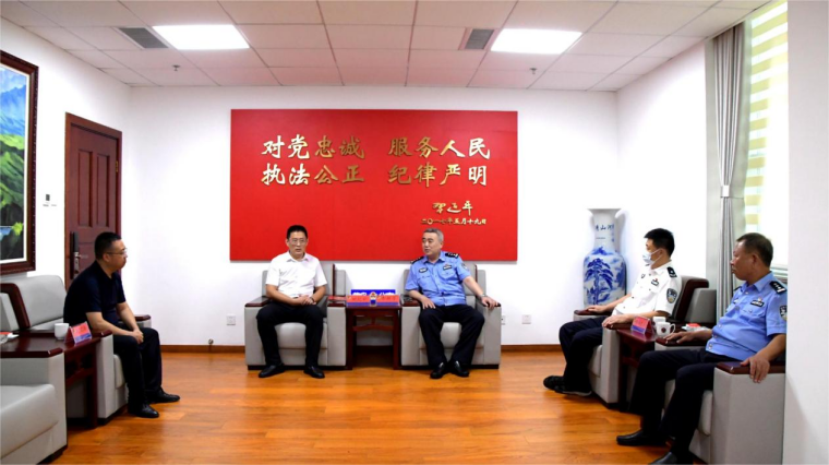 暖心护校！我校向青岛市公安局黄岛分局赠旗致谢