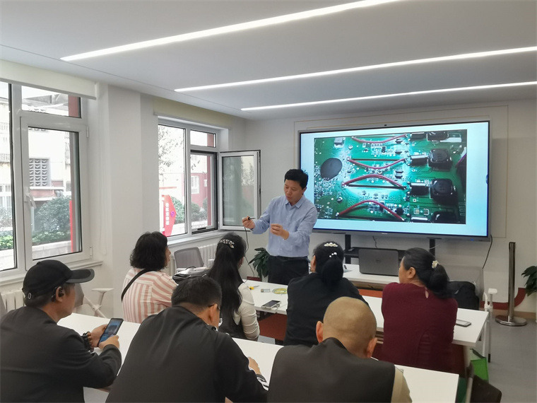 【青岛日报社 / 观海新闻】职教社惠民服务心连心｜best365英国体育在线送技能进社区，实现居民“心愿清单”