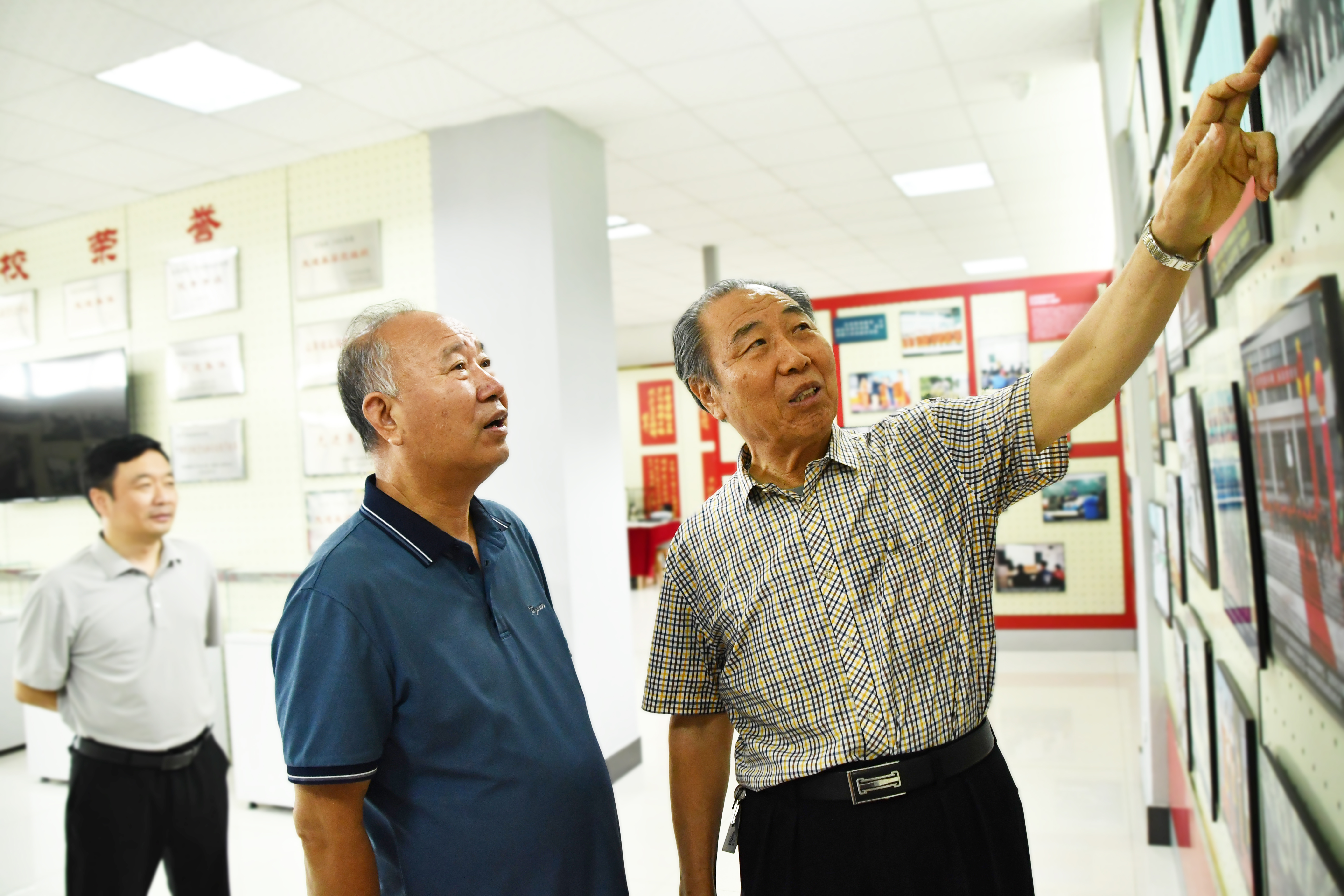 best365英国体育在线向《雷锋》杂志社赠送书法作品