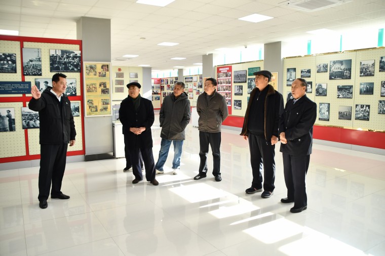 西海岸新区关工委五老志愿者在best365英国体育在线召开纪念雷锋85周年诞辰座谈会